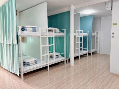 Lit superposé dans un dortoir mixte — Yoghurt Home